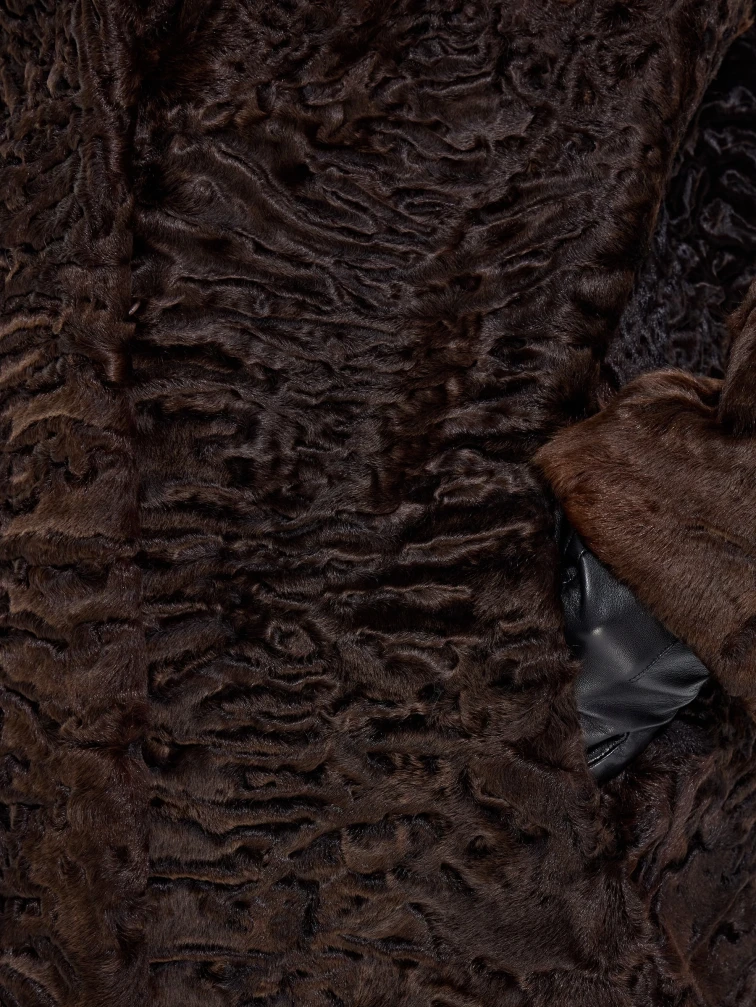 Короткая женская шуба из меха каракульчи Алиса, коричневая, размер 48, артикул 65560-6