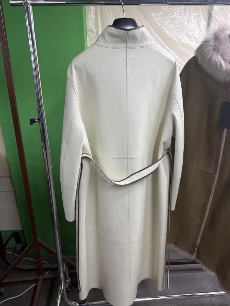 Белый женский кожаный плащ 3104, размер 48, артикул 92140-1