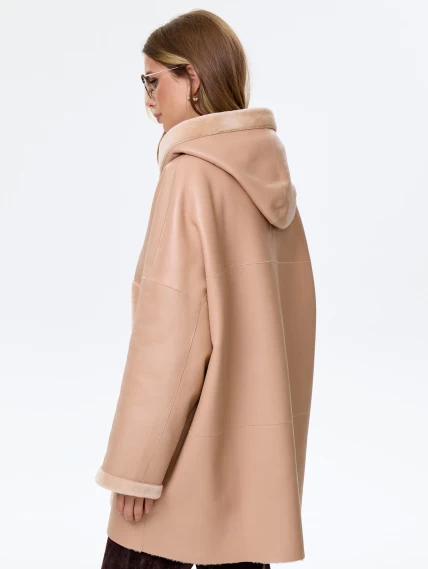 Молодежная комбинированная женская дубленка с капюшоном премиум класса 2056, бежевая, размер 48, артикул 64130-5
