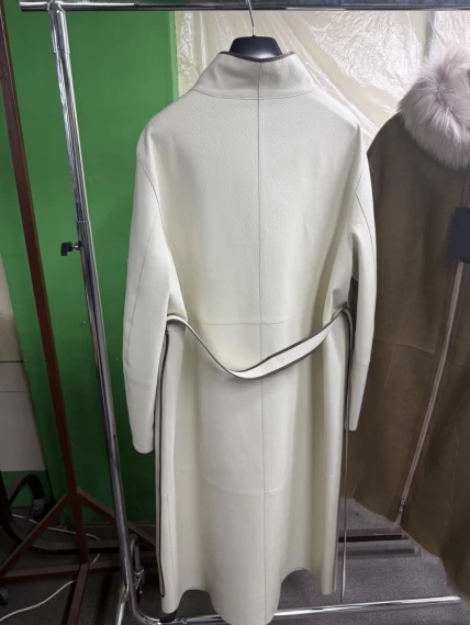 Белый женский кожаный плащ 3104, размер 48, артикул 92140-1