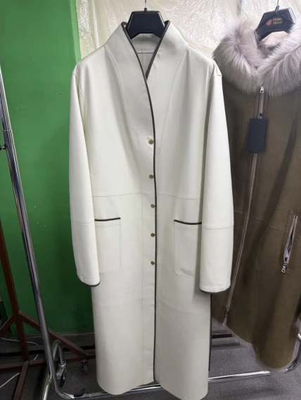 Белый женский кожаный плащ 3104, размер 48, артикул 92140-0