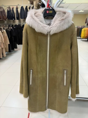 Бежевая женская дубленка с капюшоном из тосканы 2067-0